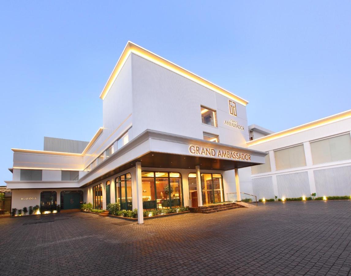 The Grand Ambassador Hotel Kottayam Esterno foto