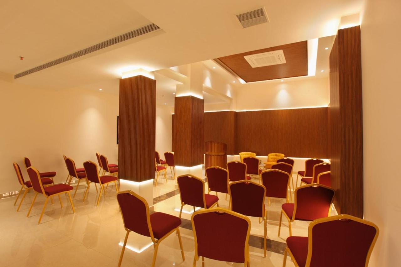 The Grand Ambassador Hotel Kottayam Esterno foto